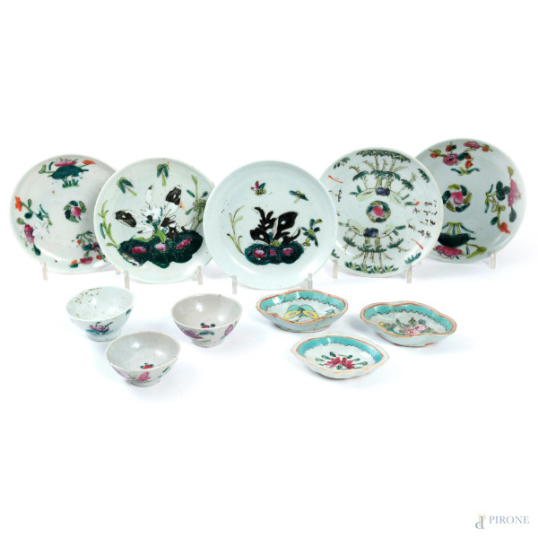 Lotto composto da cinque piattini in porcellana, tre tazzine e tre ciotoline sagomate in porcellana. Cina, XX secolo, misure massime cm 14, (segni di usura, felature, sbeccature, difetti)