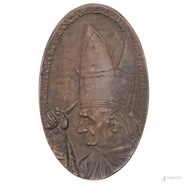 Amerigo Tot - Medaglia ovale in bronzo recante effigie di Papa Paolo VI, apertura della Porta Santa 1974, cm 8x4,5.