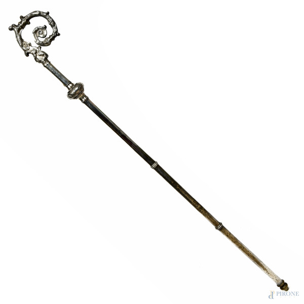 Bastone pastorale con anima in legno rivestita in lamina d'argento, XIX secolo, altezza cm 176, peso  [..]