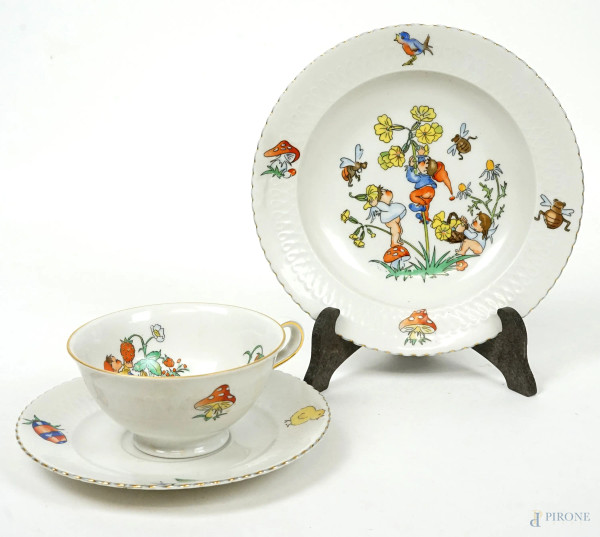 Lotto composto da una tazza e due piattini in porcellana policroma, Seltmann Weiden Bavaria, XX secolo, misure tazzina cm 6x14