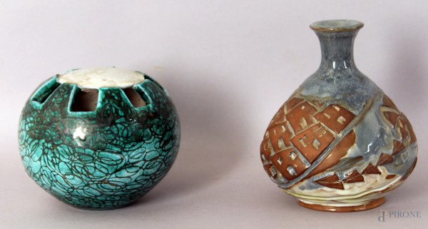 Lotto composto da due oggetti in ceramica smaltata, altezza max. 17 cm.