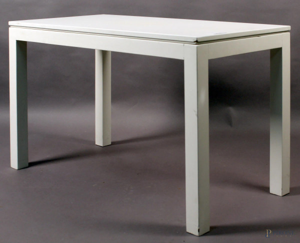 Basso tavolino in legno dipinto bianco, h. 50x80x40 cm.