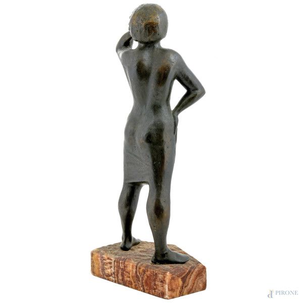 Franco Verroca (1927-1999), Donna del popolo, scultura in bronzo poggiante su base in marmo, alte...
