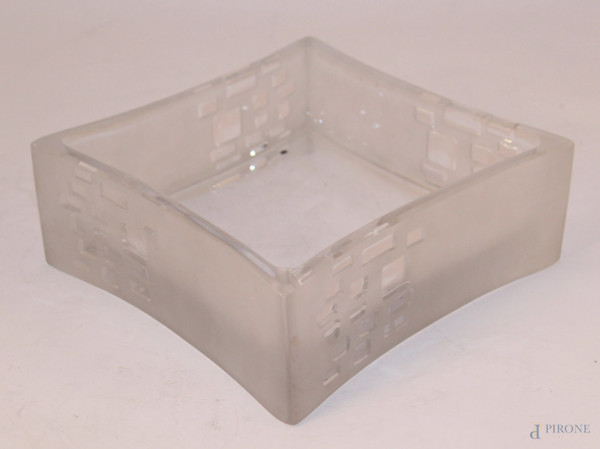 Centrotavola di linea quadrata in cristallo molato, marcata Daum, (piccoli difetti alla base), h. 7x19 cm