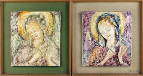 Coppia di placche in ceramica smaltata raffiguranti Madonna in preghiera, cm. 31,5x28, XX secolo, entro cornice.