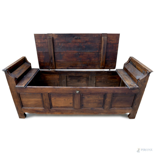 Cassapanca in legno con fronte scandito da quadrature e braccioli sagomati. XIX secolo, cm 81,5x1...