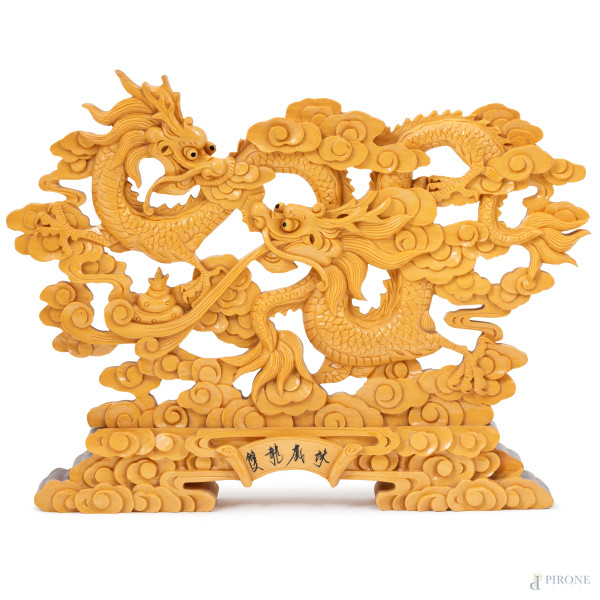 Scultura da tavolo in legno dipinto a guisa di dragoni, XX secolo, cm 31,5x41,5x4