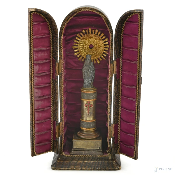 Edicola da viaggio in materiali vari contenente scultura della Nostra Signora del Pilar rivestita in lamina di metallo, XX secolo, altezza massima cm 27, (segni di usura, difetti)