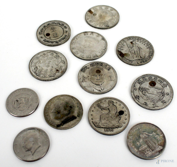 Lotto di 12 monete diverse in argento e metallo