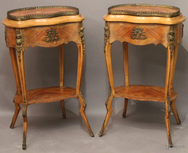 Coppia di mobiletti a fagiolo in acero e satinwood, piano alzabile con intarsi,  poggiante su quattro gambe mosse legate da ripiano, finiture in bronzo, h.82x52x36 cm