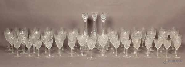 Servizio di bicchieri in cristallo molato e controtagliato, composto da: quattordici acqua, tredici vino, quattordici flut, tredici whisky e tre bottiglie.