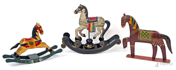 Lotto di tre cavallini giocattolo, materiali ed epoche diverse,  altezza max cm 20, (difetti).
