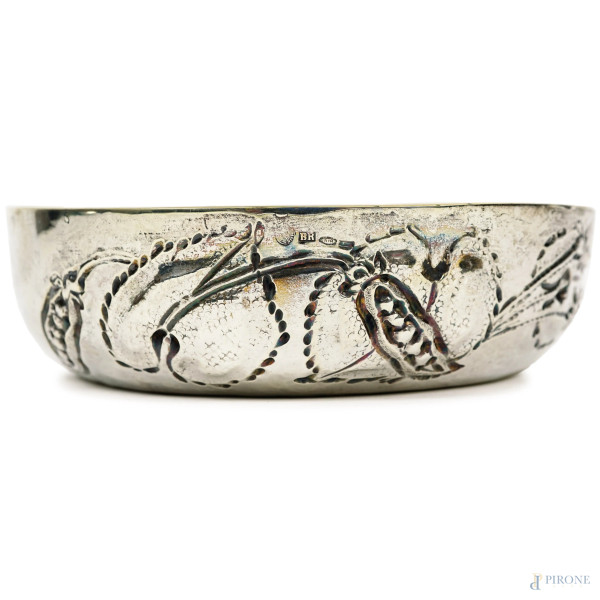 Piccolo centrotavola tondo in argento sbalzato, interno a vermeil, argentiere Brandimarte, XX sec...
