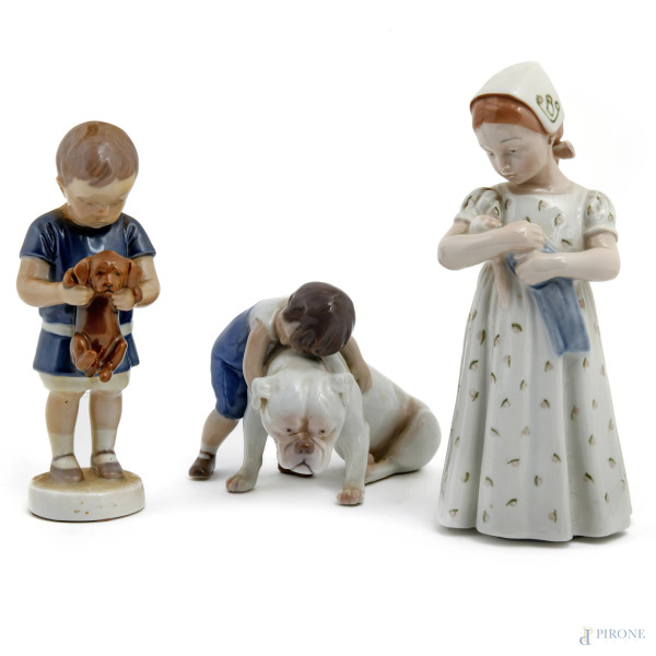 Lotto composto da tre sculture di fanciulli con bambola e cani in porcellana danese B&G, XX secolo, altezza massima cm 20,5