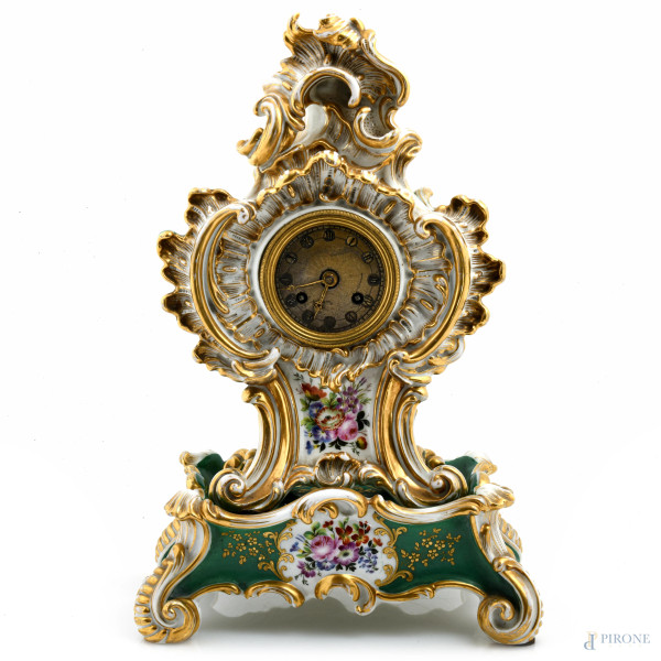Orologio da tavola Luigi Filippo con base in porcellana nei toni del bianco, verde e oro, XIX secolo, altezza cm 37, (segni di usura, cadute di smalto, lievi scalfiture, da revisionare)