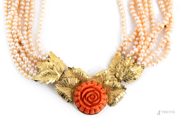 Collana a 9 fili di perle con chiusura in oro 18 kt. Ciondolo in oro 18 kt e centrale in corallo,...