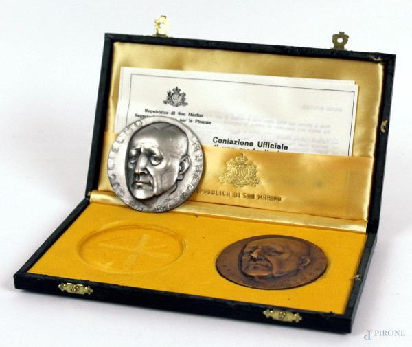 Due medaglie in argento e bronzo emesse in onore del primo centenario dalla morte di Guglielmo Marconi, Repubblica di San Marino, 1974,incisore Mario Molteni, cm 10x18x2.