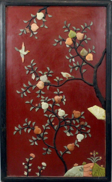 Pannello in legno laccato con composizione di pietre dure raffigurante rami con frutti e volatili, cm. 114,5x67, arte orientale, XX secolo, entro cornice.