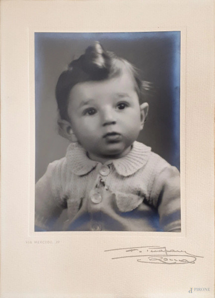 Foto alla gelatina ai sali d’argento degli anni &#39;20 raffigurante ritratto di bimbo con maglioncino di lana, cm 30x24, firma dello studio fotografico