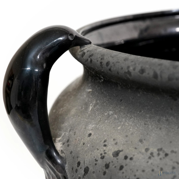 Vaso in ceramica con esterno a rifinitura grezza ed anse a foggia di collo di cigno, XX secolo, a...