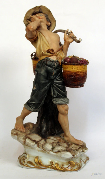 Fanciullo con ceste, scultura in porcellana, marcata Capodimonte, h 38 cm.