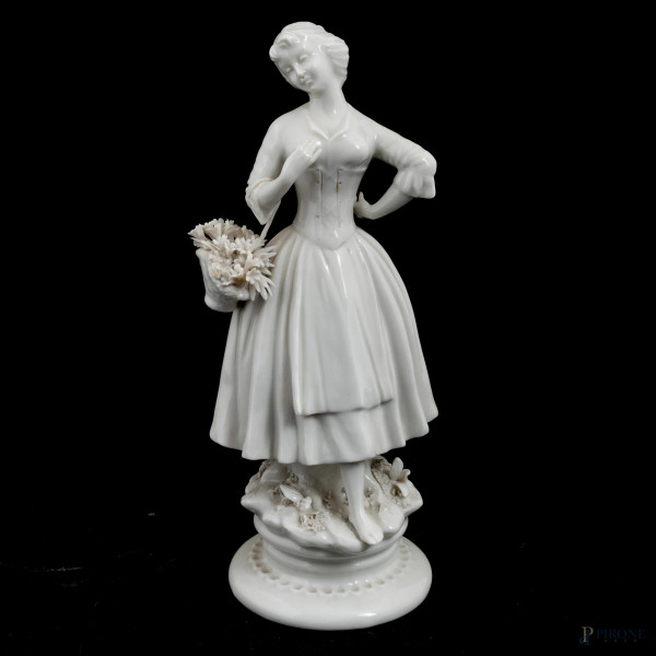 Scultura in porcellana bianca raffigurante fanciulla con cesto di fiori, XX secolo, altezza cm 25, (segni di usura, difetti, sbeccature, rotture, difetti)