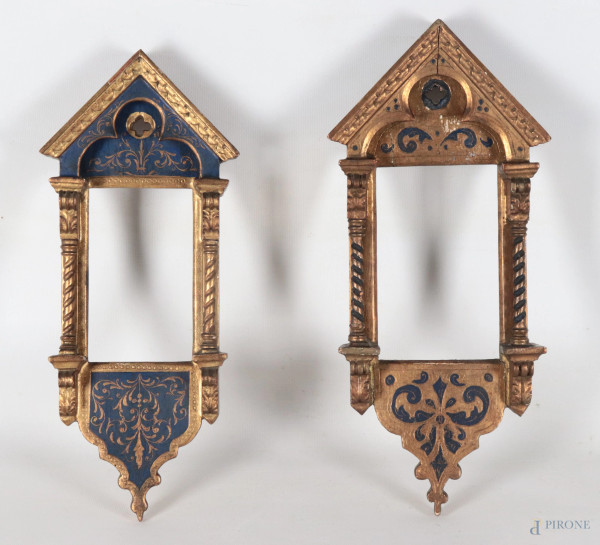 Lotto di due cornici a tempietto in legno laccato e dorato, XX secolo, misure massime cm 37x16; luce cm 14,5x9, (segni di usura, scalfiture, difetti)
