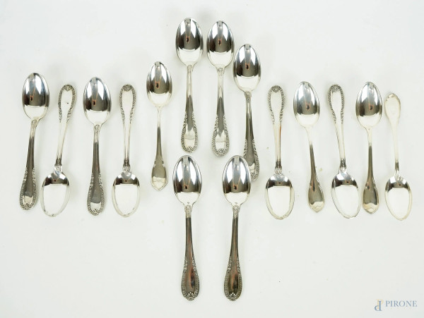Lotto di quindici cucchiaini in argento, XX secolo, peso gr.230