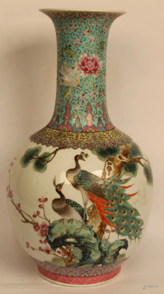 Vaso in porcellana a decoro policromo di pavoni, Cina primi 900, marcata, (restauri), h. 43 cm.