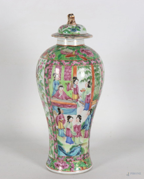 Vaso in porcellana policroma decorato con scene di genere. Cina, XX secolo, altezza cm 30, (segni di usura, sbeccature, rotture, difetti)