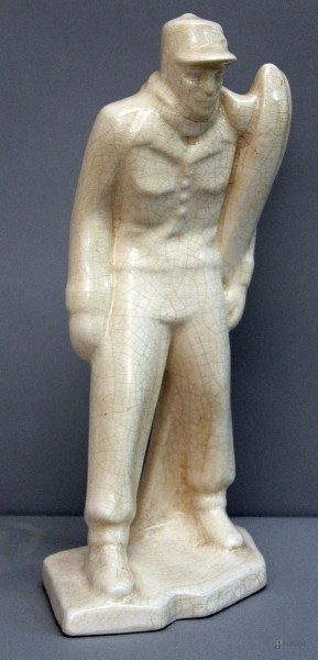 Sciatore, scultura in ceramica bianca, marcata, nord Europa, h. 31 cm