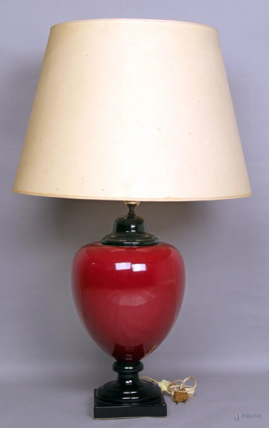 Lampada in porcellana, fondo rosso, completa di paralume, H 60 cm.