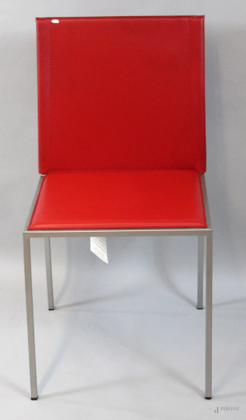 Sedia in metallo rivestita in cuoio color rosso.