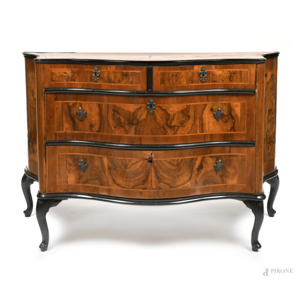 Comò a fronte mosso con quattro cassetti in legno dipinto, impiallacciato e intarsiato in varie essenze e radica, XIX secolo, cm 92x131,5x59, (segni di usura, scalfiture, rotture, fessurazioni, sollevamenti e mancanze di impiallacciatura, rotture, difetti)