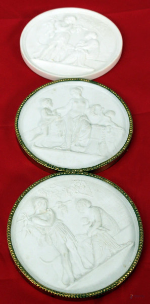 Lotto di tre medaglioni di linea tonda in bisquit a soggetti di scene mitologiche, diam. 15 cm 