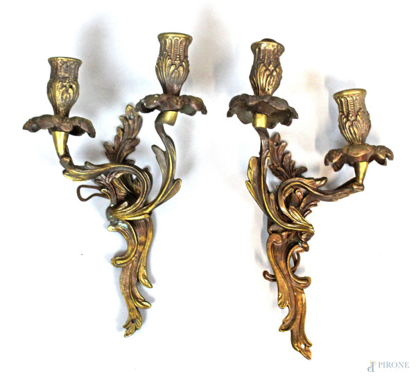 Coppia di appliques in bronzo dorato a due luci con fusto e portacandela a ramages, bobeches floreali, altezza cm 30, XX secolo