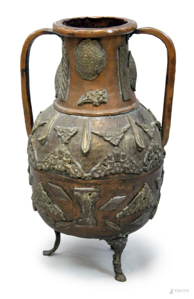 Grande vaso biansato in rame con decori a rilievo, poggiante su tre piedi mossi, cm h 52,5, XX secolo, (difetti)