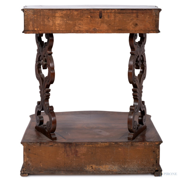 Inginocchiatoio in legno intarsiato in varie essenze e filettature in bosso. Gambe riccamente int...