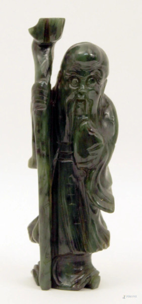 Saggio, scultura in giadeite verde, H. 16,5 cm, Cina XX sec.