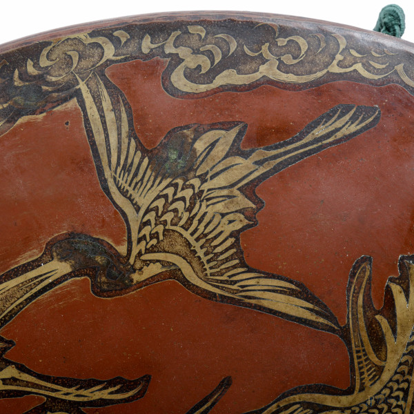 Gong in metallo dipinto e dorato completo di martello, XX secolo, diametro cm 36, (segni di usura...