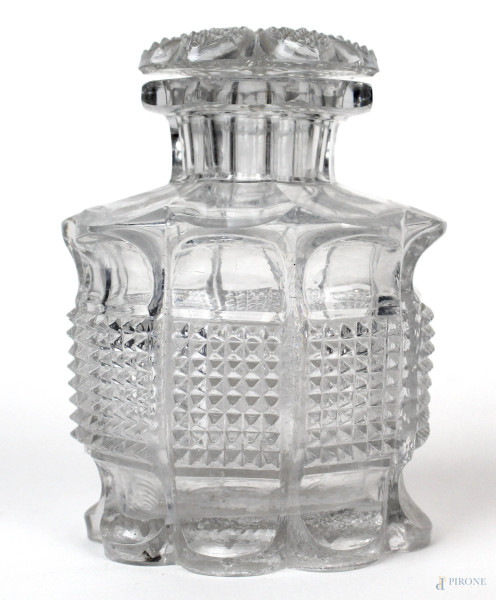 Bottiglia in cristallo controtagliato, altezza cm 15, XX secolo