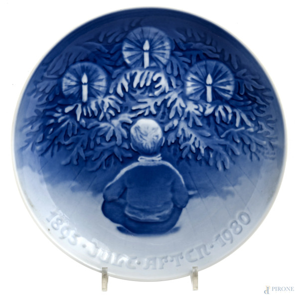 Lotto di 42 piatti in ceramica danese nei toni del blu, XX secolo, diametro massimo cm 23,5, ( se...