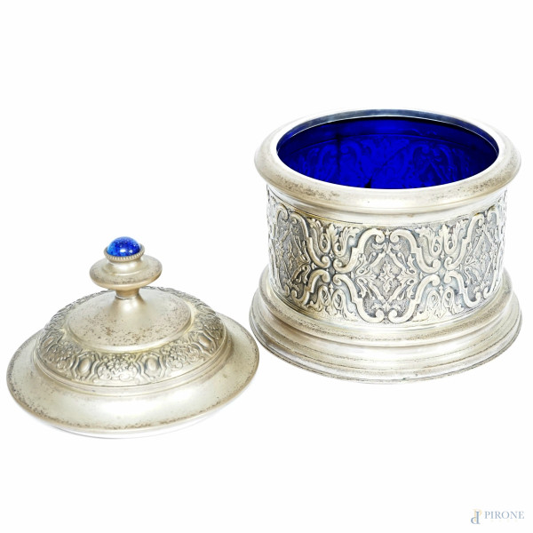 Scatola circolare in argento con corpo sbalzato e cesellato a motivi vegetali e volute, presa del...