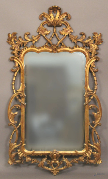 Specchiera di linea rettangolare in legno dorato e traforato, cm 160x90.