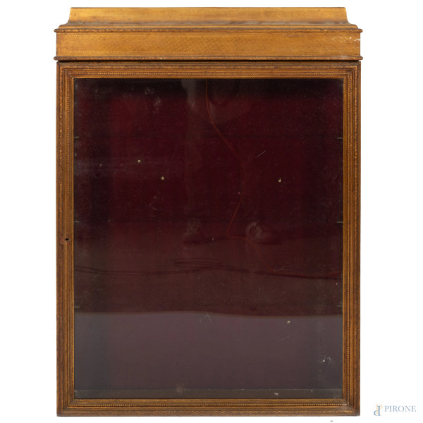 Teca da parete in legno dorato, XX secolo, cm 94x67,5x16,5, (segni di usura, scalfiture, perdita di doratura, difetti)