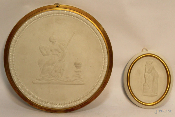 Lotto di due placche in porcellana a decoro neoclassico, diam, max. 18 cm.