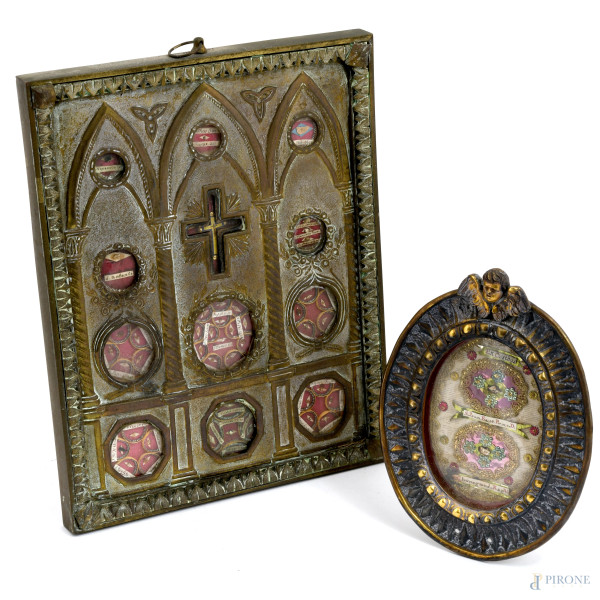 Lotto di due cornici in metallo con ex voto, XX secolo, misure massime, cm 26x20, (difetti)