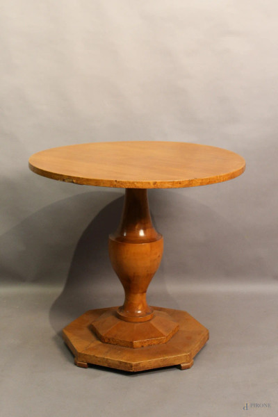 Tavolo tondo in radica di tuja, poggiante su colonna, base ottagonale, diametro 85 cm, H 80 cm.