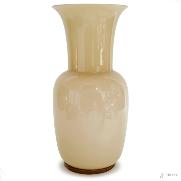 Vaso opalino in vetro incamiciato bianco e beige, cm h 36, XX secolo, (difetti)