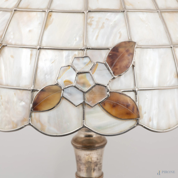 Lampada in stile Tiffany con fusto in argento e paralume in argento e pietre dure, XX secolo, alt...